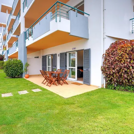 Beautiful With A Bedroom In Meia Praia And A Communal Swimming Pool Apartamento *