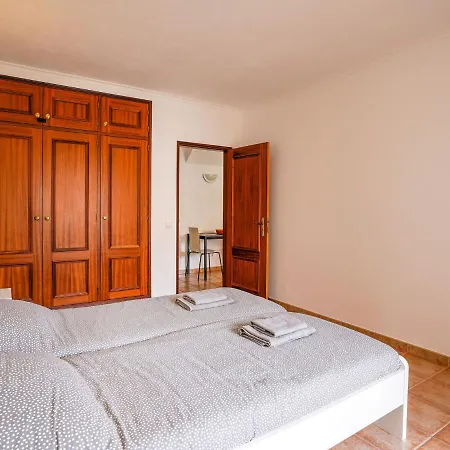 Beautiful With A Bedroom In Meia Praia And A Communal Swimming Pool Apartamento