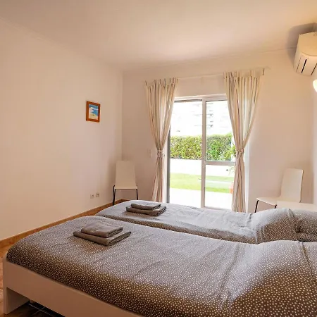 Beautiful With A Bedroom In Meia Praia And A Communal Swimming Pool