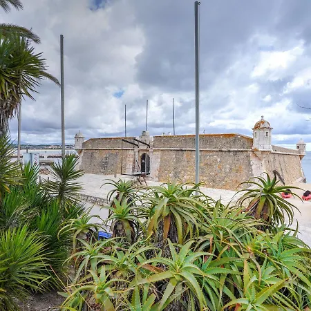 Beautiful With A Bedroom In Meia Praia And A Communal Swimming Pool