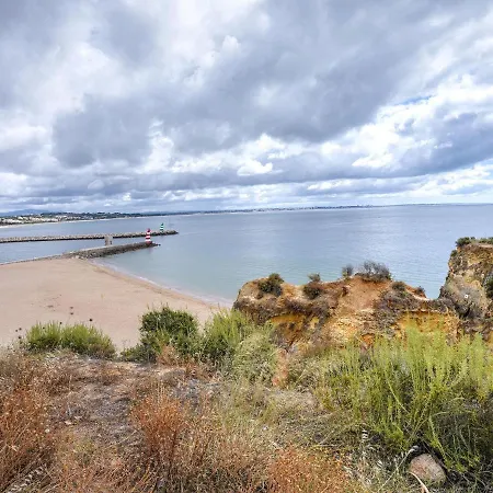 Beautiful With A Bedroom In Meia Praia And A Communal Swimming Pool Apartamento