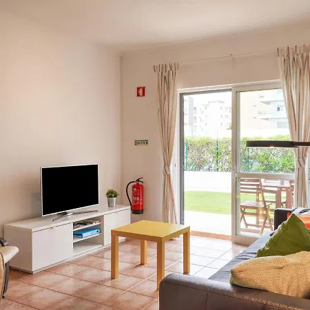Apartamento Beautiful With A Bedroom In Meia Praia And A Communal Swimming Pool