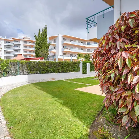Apartamento Beautiful With A Bedroom In Meia Praia And A Communal Swimming Pool *