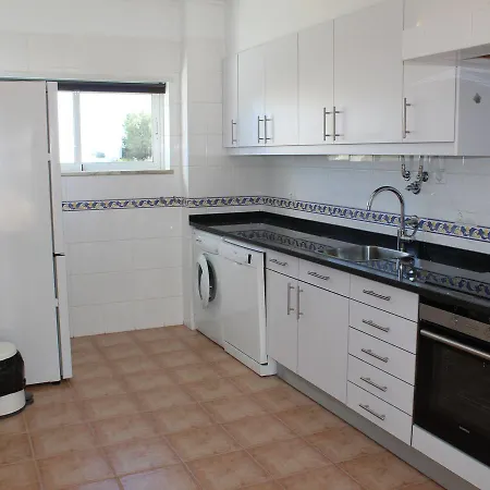 Apartamento Beautiful With A Bedroom In Meia Praia And A Communal Swimming Pool *