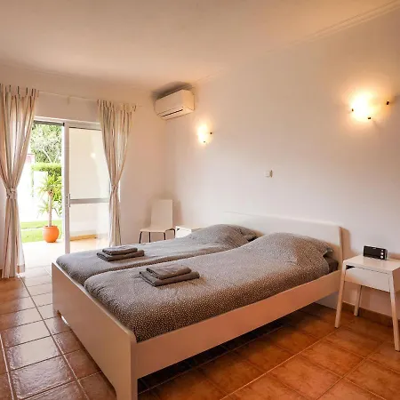 Appartement Beautiful With A Bedroom In Meia Praia And A Communal Swimming Pool